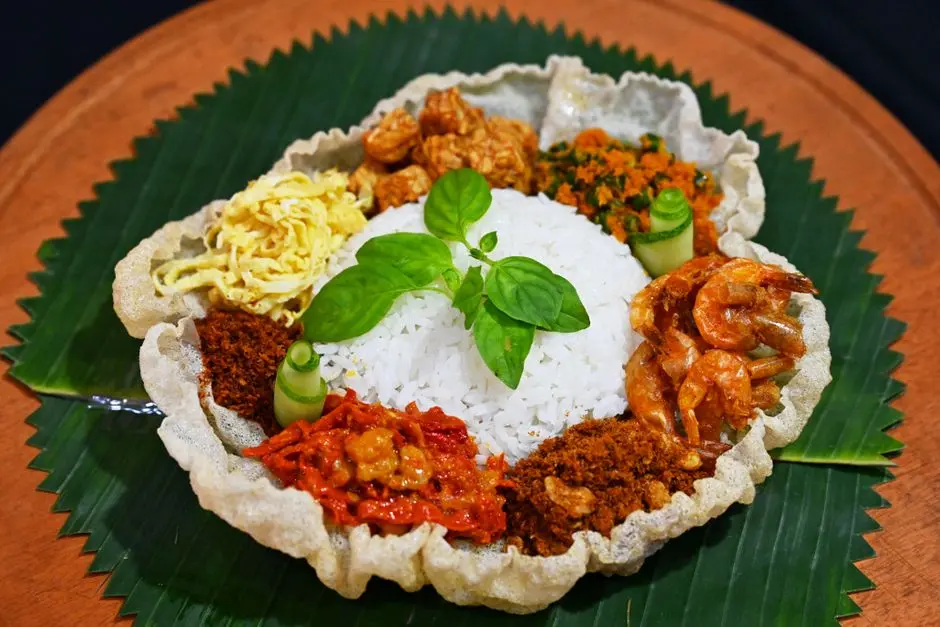 Jajanan khas Indonesia beragam di atas tampah tradisional