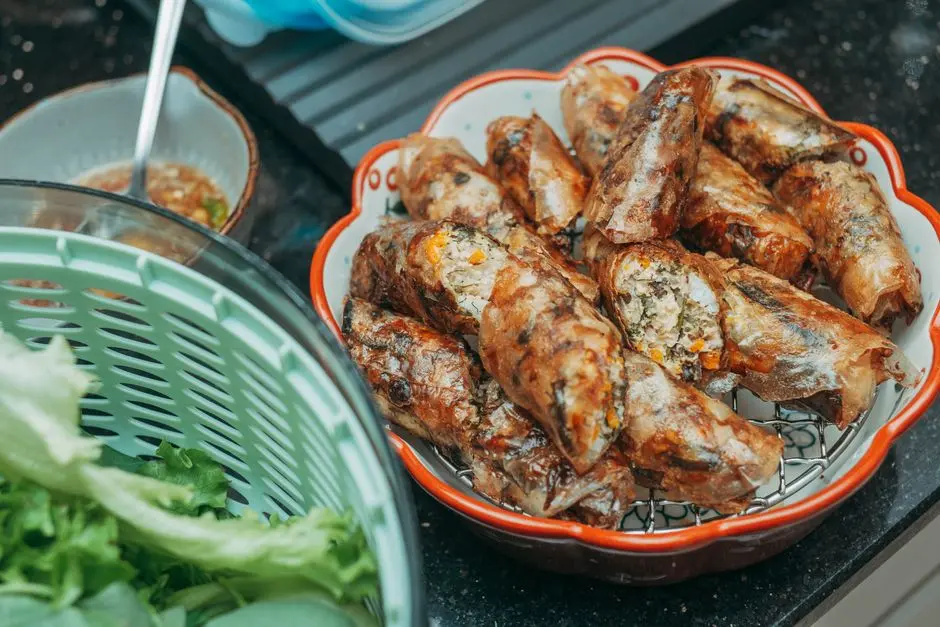 Tampilan pisang goreng pasir dan lumpia basah di atas piring anyaman bambu